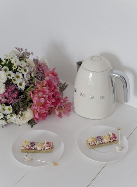 Czajnik elektryczny SMEG KLF04CREU kremowy