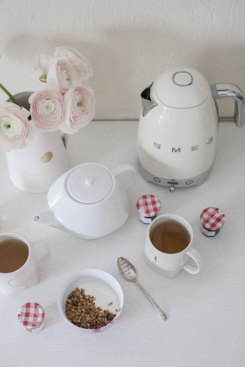 Czajnik elektryczny SMEG KLF04CREU kremowy