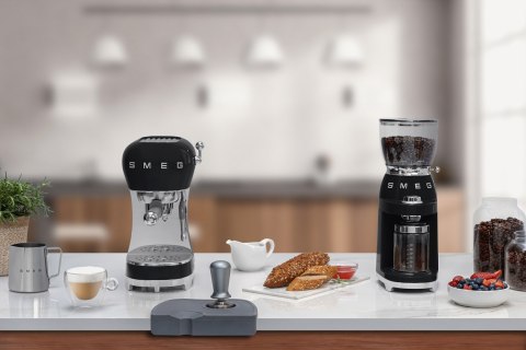 Ekspres do kawy Smeg z kolbą 50's Style Black ECF02BLEU